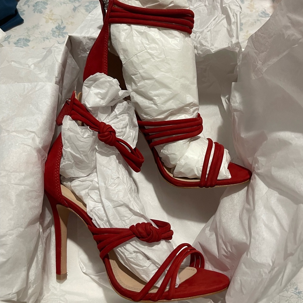 Style: Suely.    Color: Tango red.    Size: 6